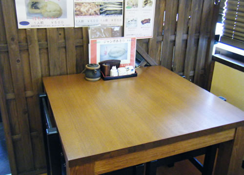 2人掛けテーブルです。
